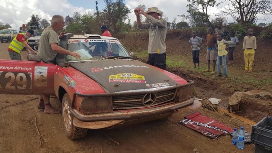 Słonie, błoto i kurz – nadspodziewane trudności na trasie III etapu East African Safari Classic Rally
