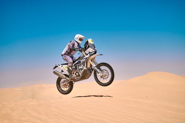 Dwóch polskich motocyklistów na starcie rajdu Dakar 2022